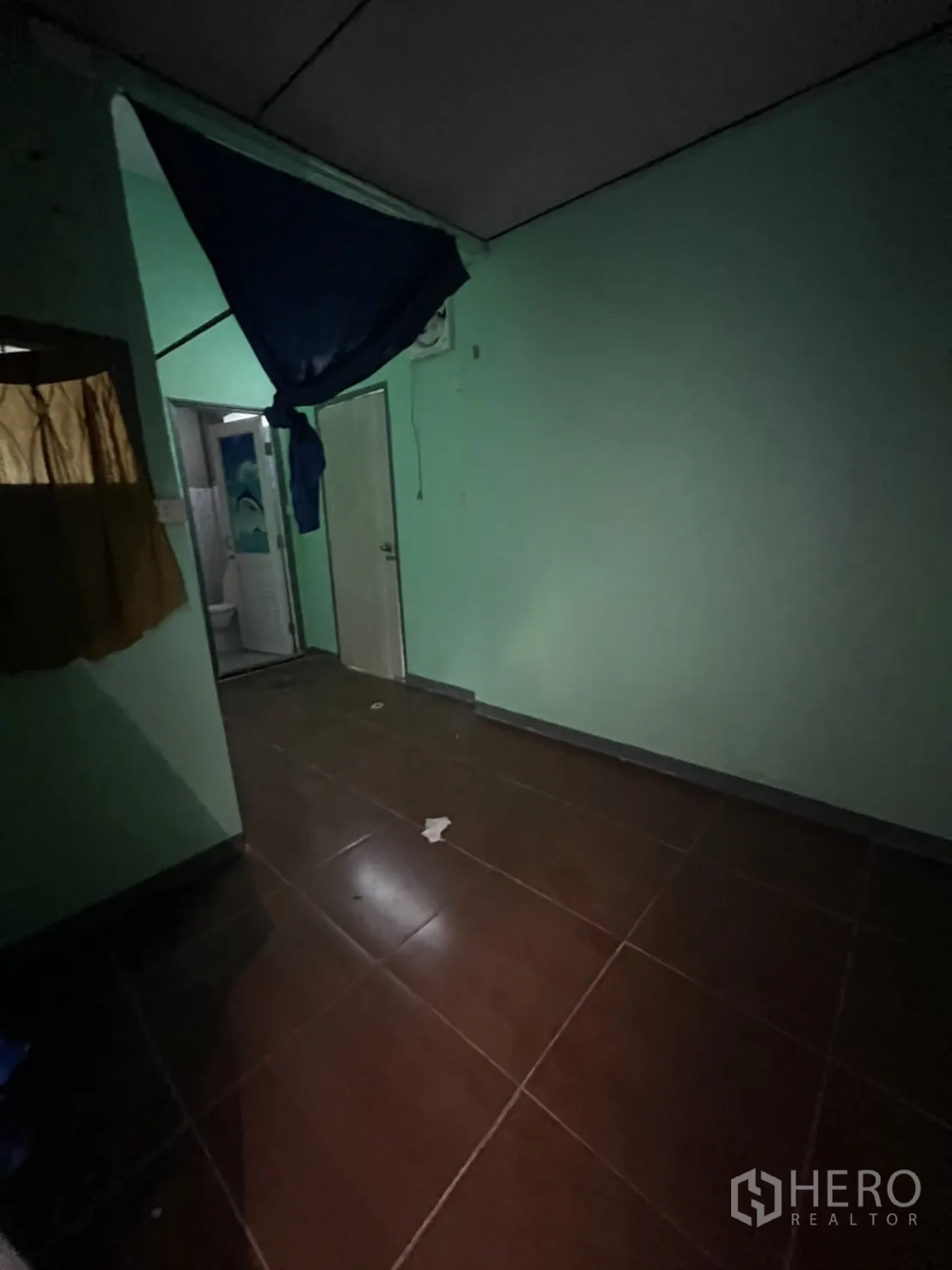 带办公室的家 出租在Watthana, Bangkok - 洗手区，粉色台面与分隔淋浴/厕间。