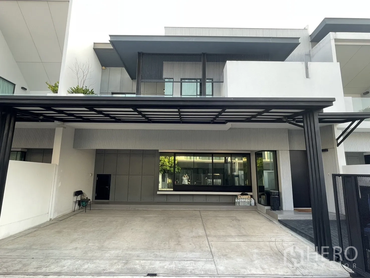 联排别墅 for sale in Bang Phli, Samut Prakan - 现代联排外观，配宽大的有顶车棚与阳台。