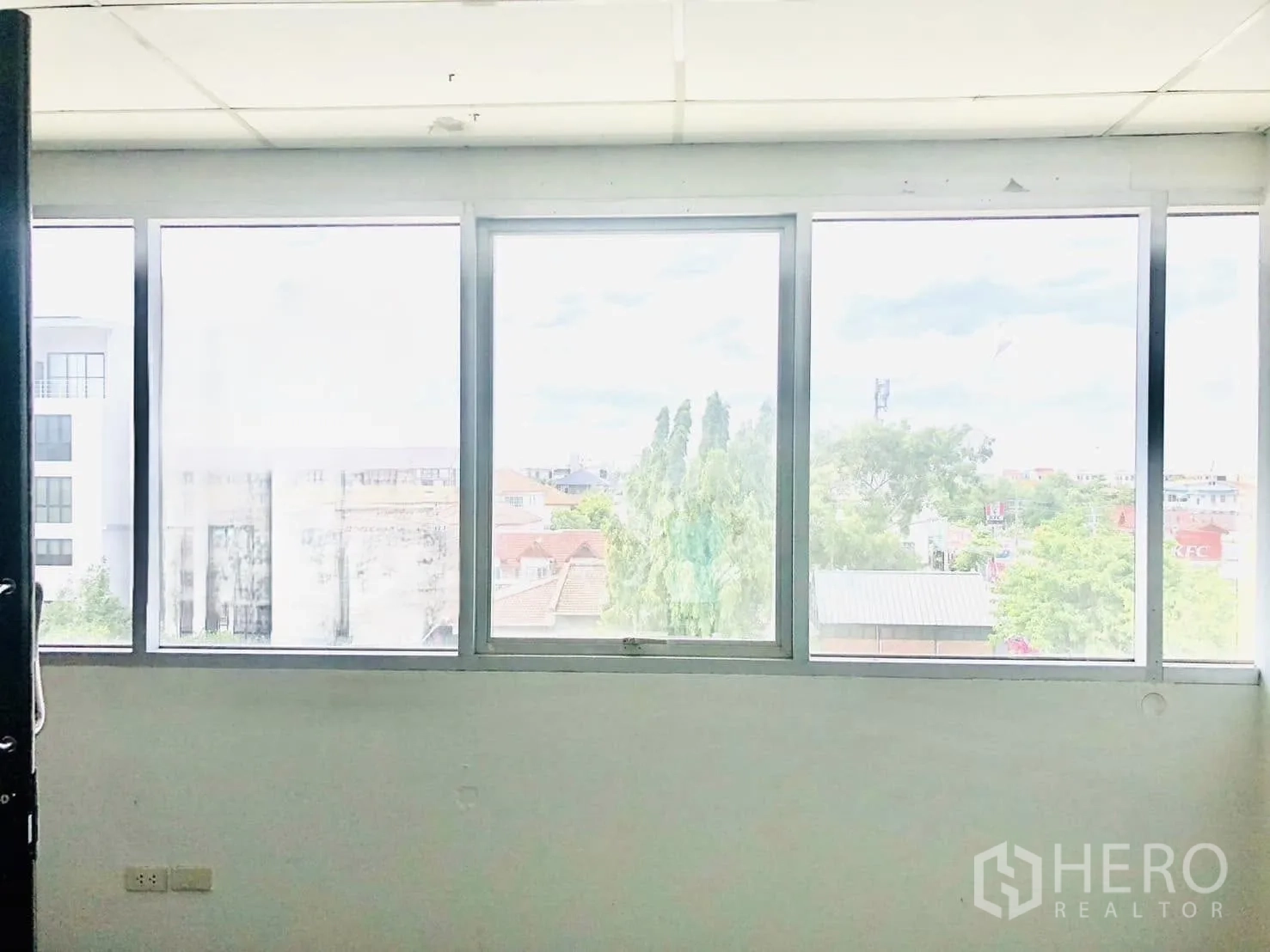 办公室 for rent in Lat Phrao, Bangkok - 室内一整排大窗户让办公区采光充足。