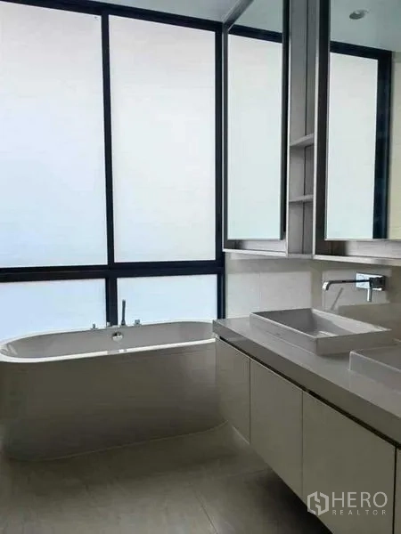 独立式住宅 出售在Huai Khwang, Bangkok - 现代卫浴，独立浴缸、双台盆和大面积磨砂窗。