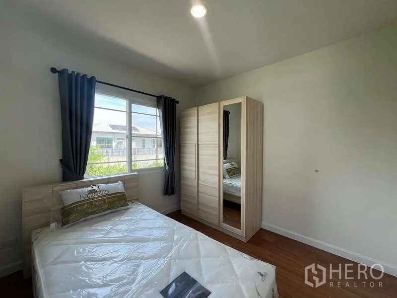 Detached House for rent in Bang Kapi, Bangkok - Third bedroom with wardrobe and large windows for natural light.