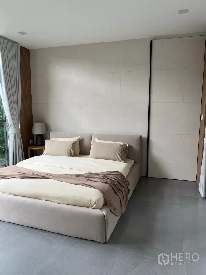 Detached House for rent in Saphan Sung, Bangkok - Alternate view of the master bedroom with king bed and large tiles.