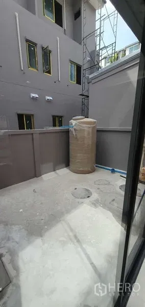 带办公室的家 出租在Prawet, Bangkok - 私家庭院/后院，高墙与水塔装置，适合储物或洗衣区。