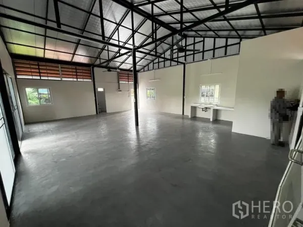 货栈 出租在Suan Luang, Bangkok - 仓库内部通透空间，高钢架屋顶与抛光水泥地面。