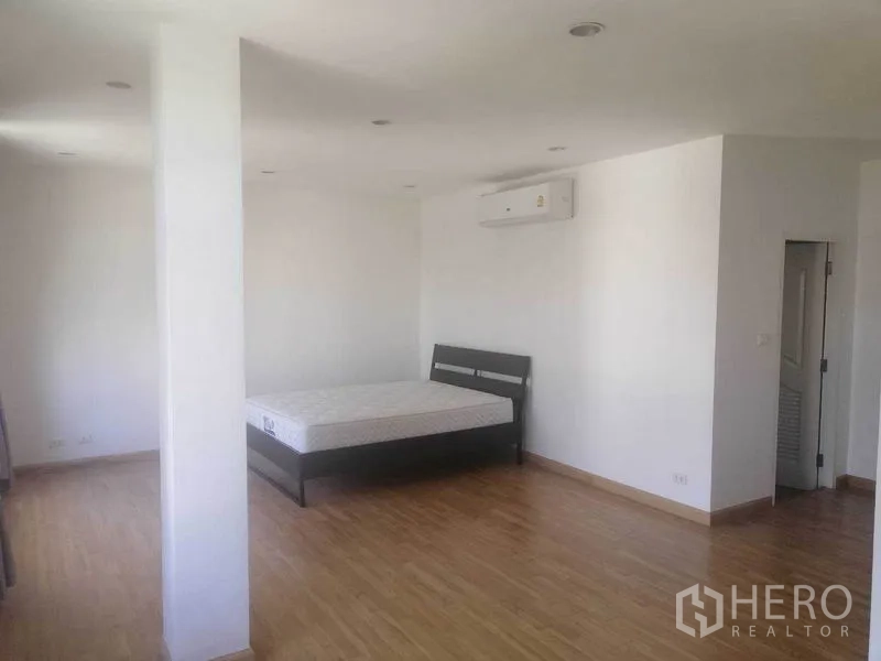联排别墅 出租在Wang Thonglang, Bangkok - 宽敞卧室，木地板与空调，Wang Thonglang 联排别墅内景。