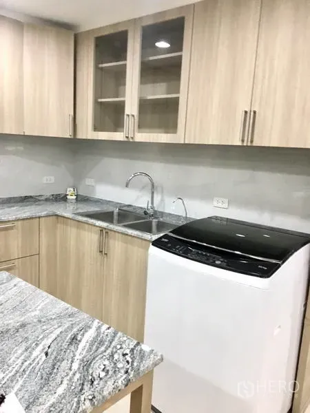 公寓 出租在Watthana, Bangkok - 厨房一角，双水槽、石材台面与顶开式洗衣机
