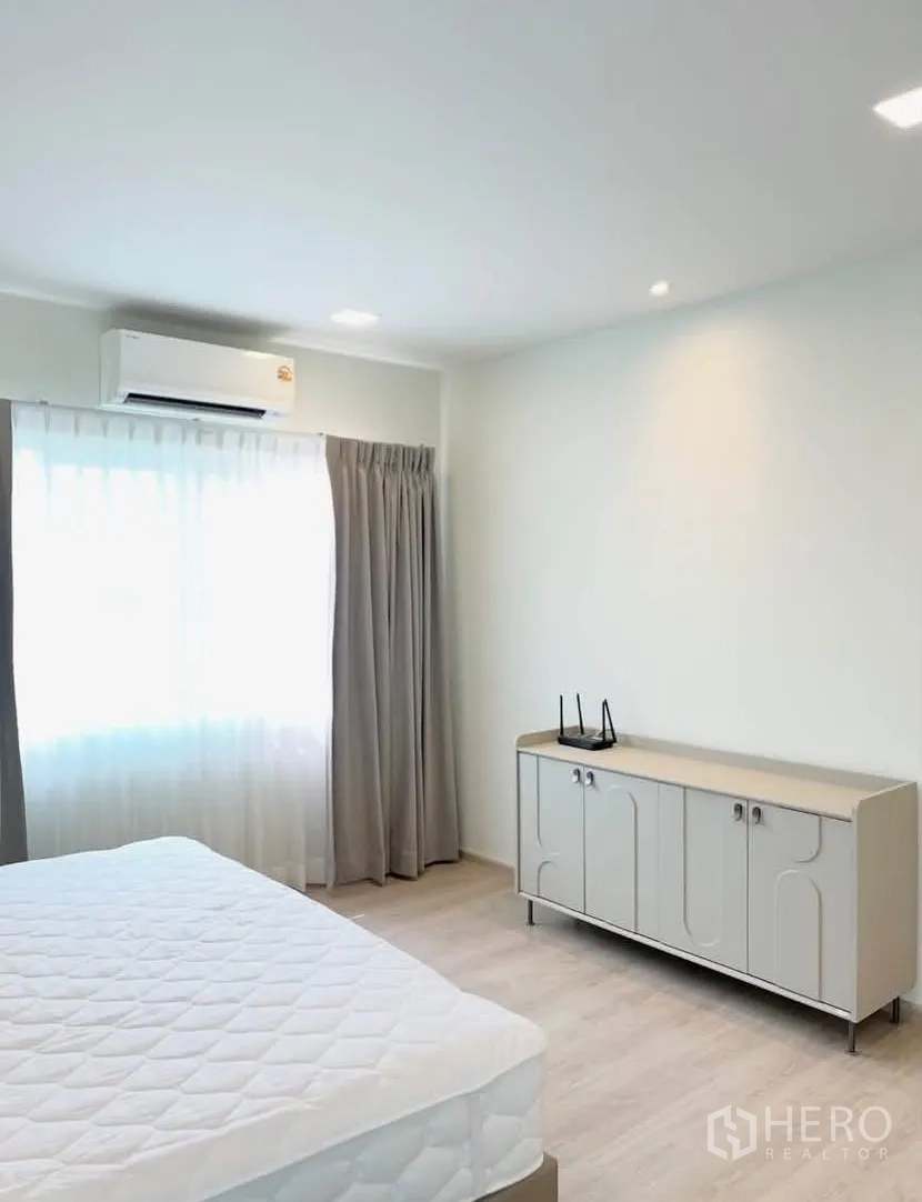 บ้านเดี่ยว for rent in Bang Phli, Samut Prakan - ห้องนอนสว่างพร้อมเตียงฟูกสีขาว ตู้ลิ้นชัก แอร์ และผ้าม่าน