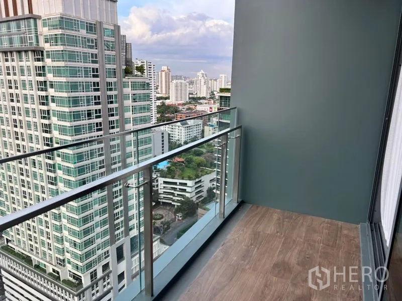 คอนโด ให้เช่าในWatthana, Bangkok - ระเบียงราวกระจกมองเห็นวิวตึกสูงย่านสุขุมวิท