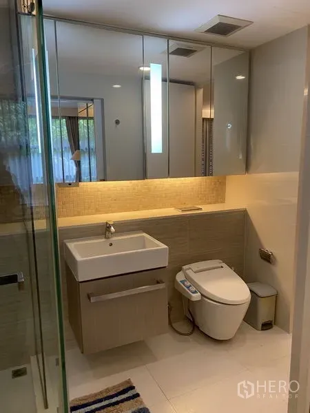 คอนโด ให้เช่าในWatthana, Bangkok - ห้องน้ำสไตล์โมเดิร์นพร้อมตู้กระจก อ่างล้างหน้าเหลี่ยม โถสุขภัณฑ์อัตโนมัติ และตู้กั้นอาบน้ำกระจก