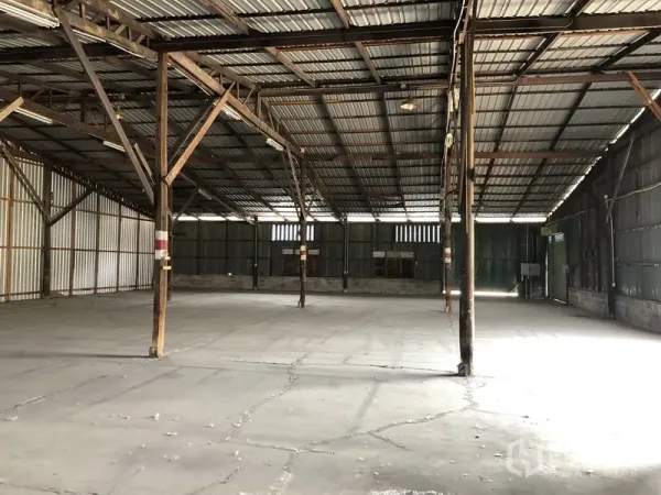 货栈 出租在Lat Krabang, Bangkok - 曼谷叻甲挽区仓库内部，高挑金属屋顶、钢结构立柱与平整混凝土地面。