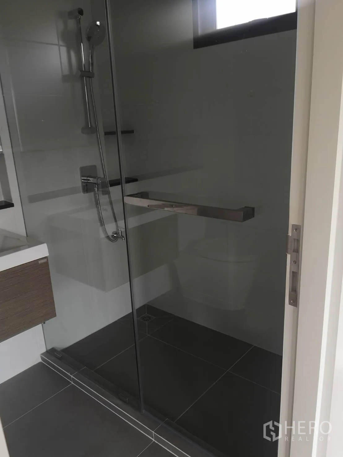 Detached House for sale in Lam Luk Ka, Pathum Thani - Contemporary bathroom with glass-enclosed shower and handheld shower set.