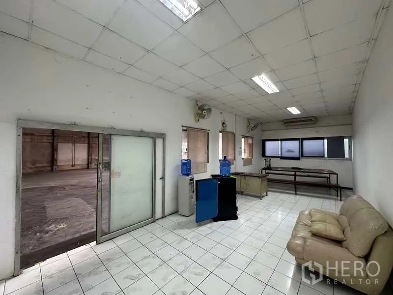 คลังสินค้า ให้เช่าในMueang Pathum Thani, Pathum Thani - ห้องสำนักงานปรับอากาศ พื้นกระเบื้อง หน้าต่างและประตูกระจกบานเลื่อน.