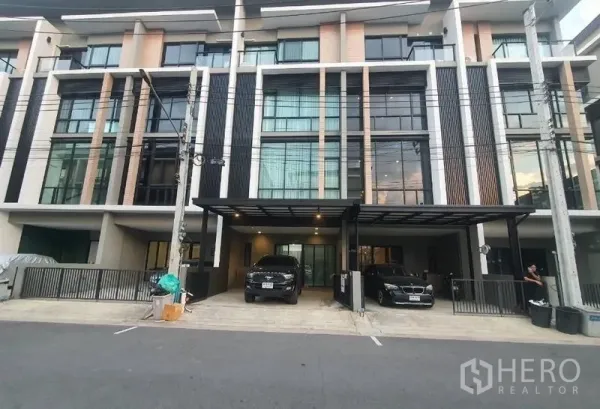 带办公室的家 出租在Lat Phrao, Bangkok - 曼谷多层现代住办合一外立面，落地窗与带顶两车位车棚。