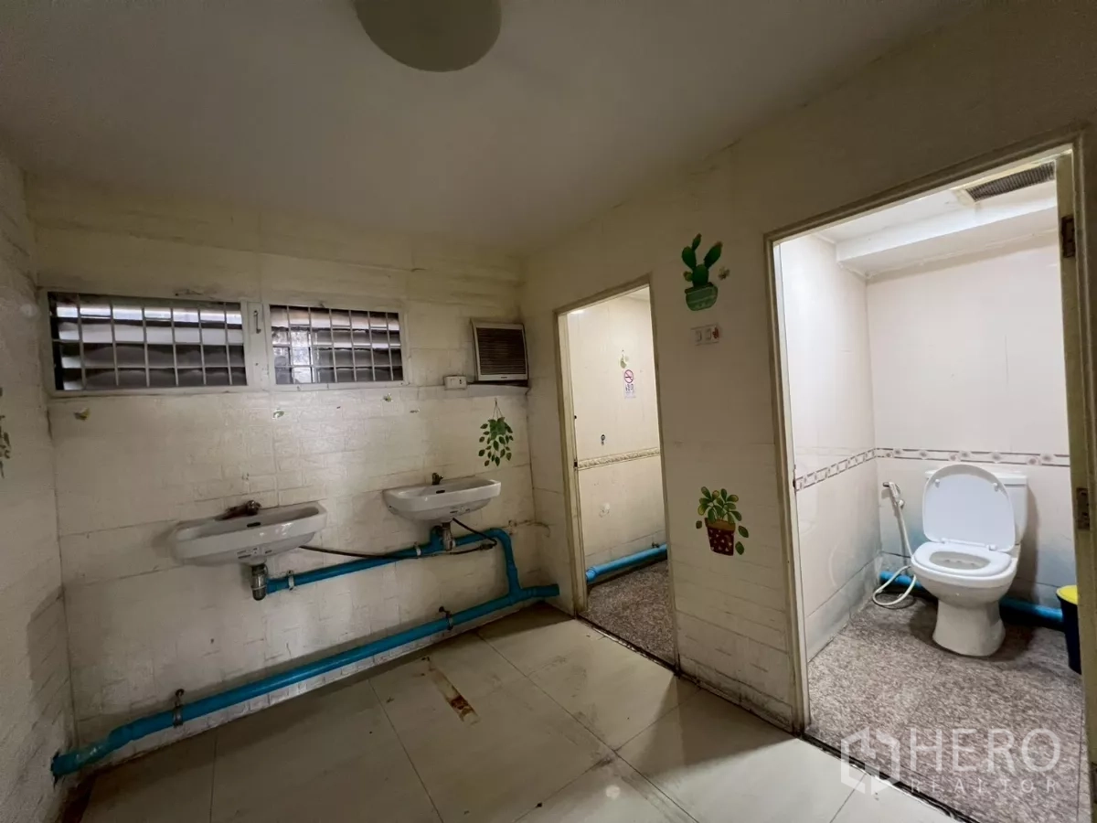 店屋 出租在Watthana, Bangkok - 卫生间，双洗手盆与独立坐厕隔间