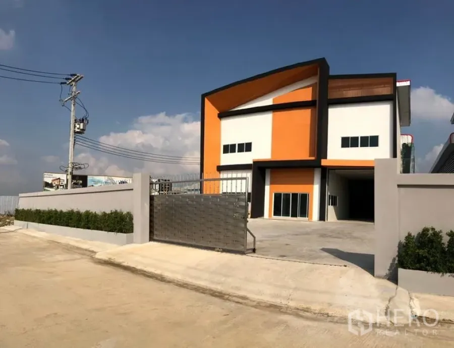 โรงงาน ให้เช่าหรือขายในKrathum Baen, Samut Sakhon - โรงงานสองชั้นสมัยใหม่ โทนส้มขาว ประตูรั้วเหล็ก ลานคอนกรีตกว้าง ในอำเภอกระทุ่มแบน สมุทรสาคร