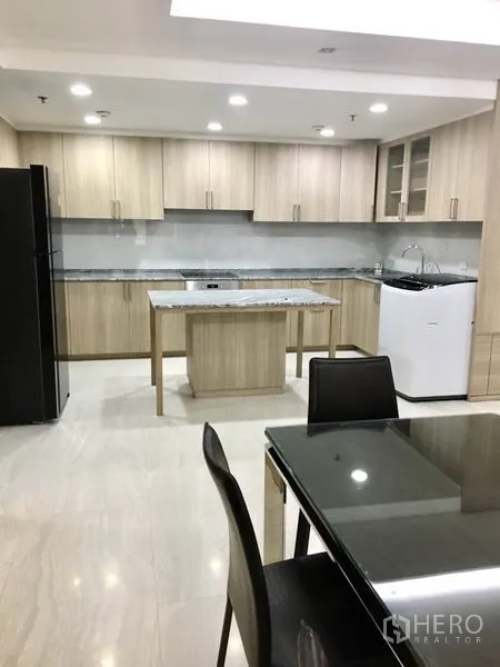 公寓 出租在Watthana, Bangkok - 餐厨一体空间，带中岛、充足柜体与瓷砖地面