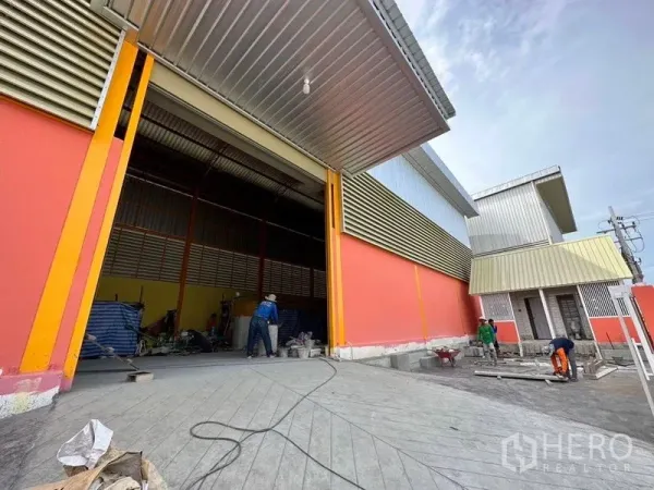 คลังสินค้า ให้เช่าในMueang Samut Prakan, Samut Prakan - ประตูม้วนขนาดใหญ่ พร้อมกันสาดเหล็กและลานเทคอนกรีตสำหรับขนถ่าย