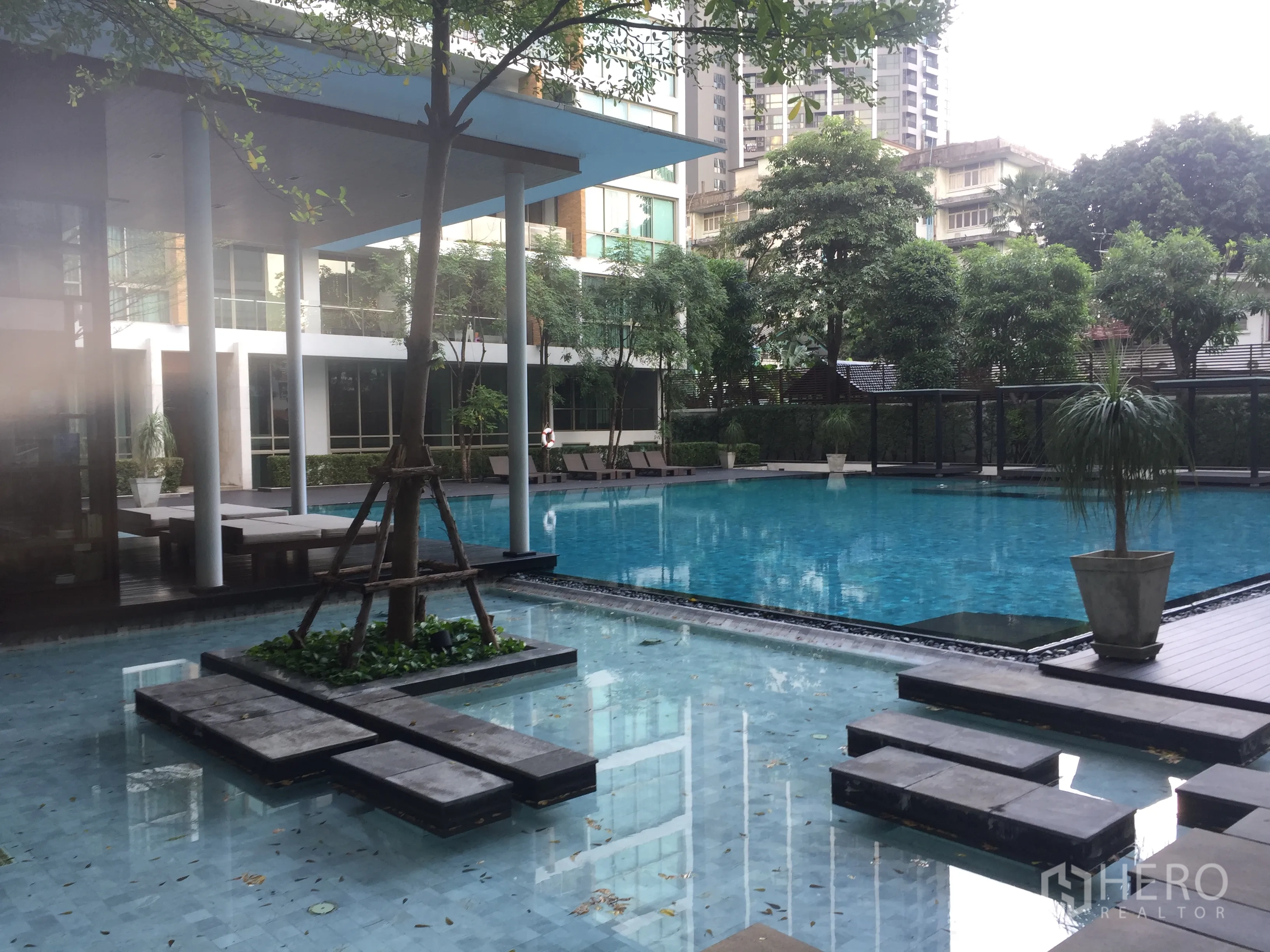 คอนโด ให้เช่าหรือขายในKhlong Toei, Bangkok - สระว่ายน้ำกลางแจ้งของคอนโด พร้อมศาลา ต้นไม้ และวิวเมือง