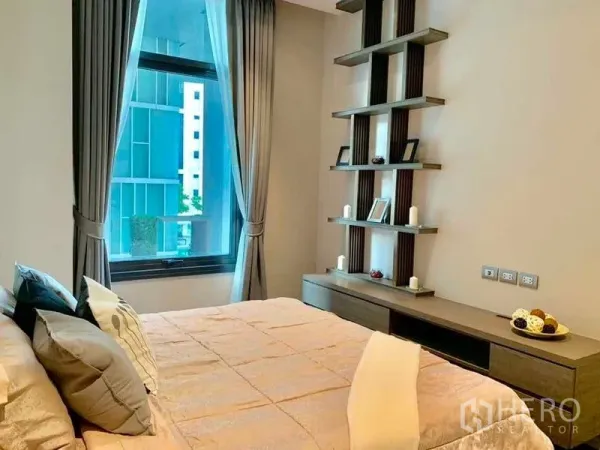 คอนโด ให้เช่าในWatthana, Bangkok - ห้องนอนมีหน้าต่างบานใหญ่ ชั้นวางบิวท์อิน มองเห็นวิวเมืองผ่านผ้าม่าน