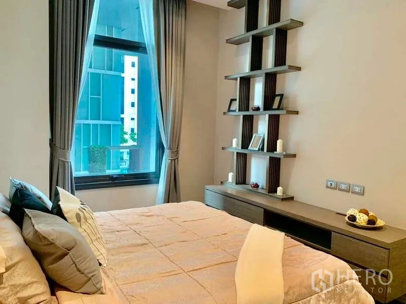 คอนโด ให้เช่าในWatthana, Bangkok - ห้องนอนมีหน้าต่างบานใหญ่ ชั้นวางบิวท์อิน มองเห็นวิวเมืองผ่านผ้าม่าน