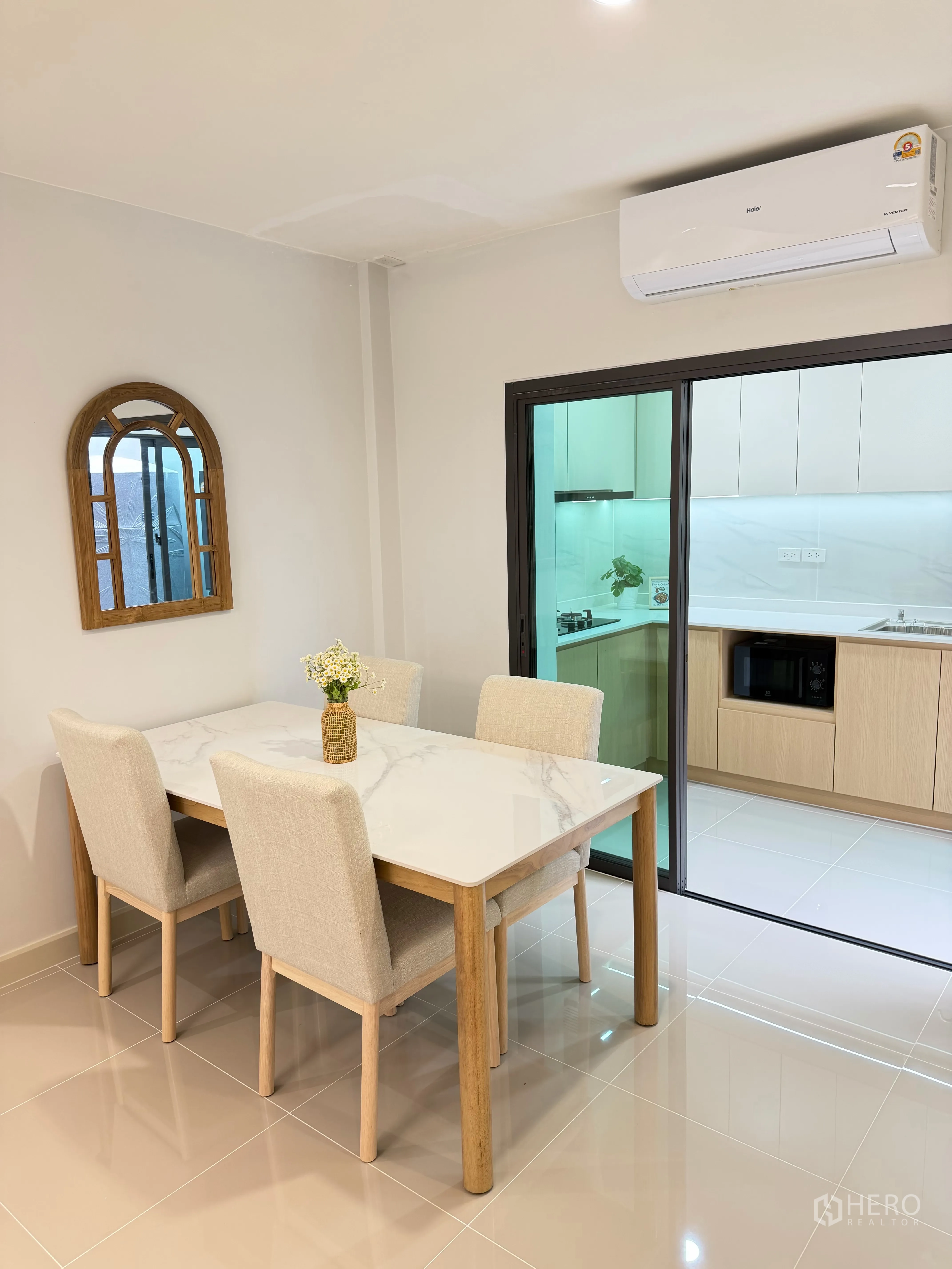 ทาวน์เฮาส์ for rent in Bang Phli, Samut Prakan - มุมทานอาหารโต๊ะสี่ที่นั่งติดกับครัวปิด