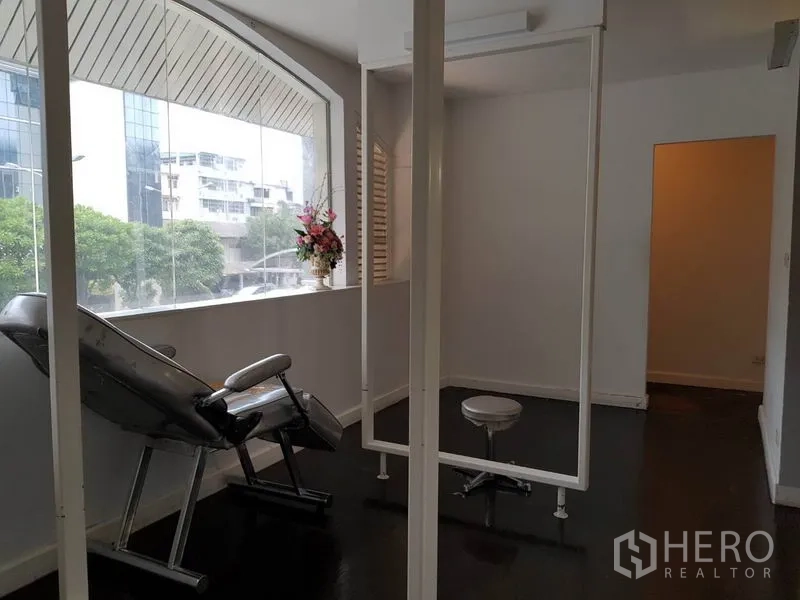 Retail Space for rent in Khlong Toei, Bangkok - Alternate view of the treatment area with partition frames and a panoramic window.