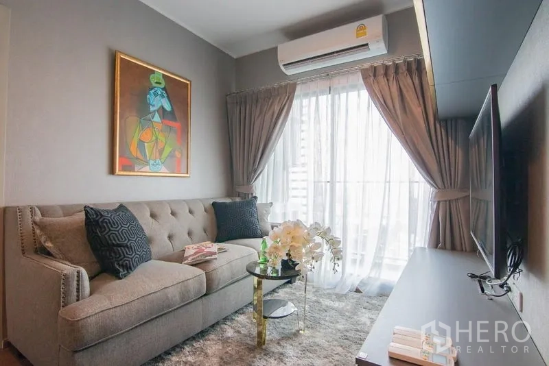 คอนโด ให้เช่าในPhra Khanong, Bangkok - ห้องนั่งเล่นติดระเบียง ผ้าม่านโปร่ง และทีวีติดผนัง