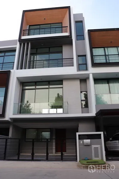 联排别墅 出售在Saphan Sung, Bangkok - 三层现代联排别墅外立面，设阳台与大面积落地窗，位于曼谷沙攀颂。
