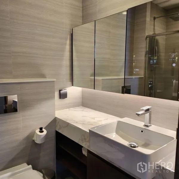 公寓 出租在Watthana, Bangkok - 现代浴室，方形台盆、大理石台面与玻璃淋浴房。