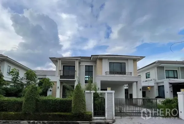 บ้าน ขายในLat Krabang, Bangkok - ภาพด้านหน้าบ้านจากถนน ตัวบ้านทันสมัยพร้อมประตูรั้วโลหะ
