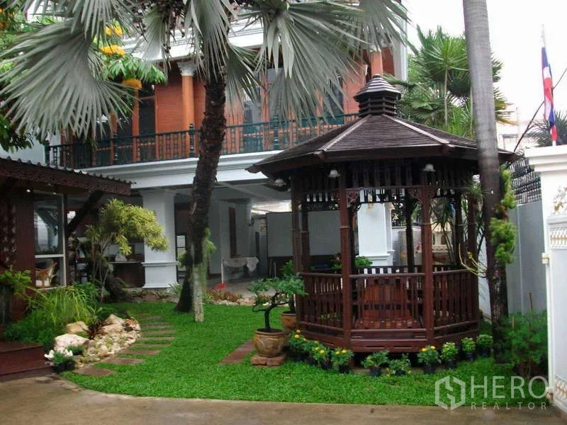 联排别墅 出租在Khlong Toei, Bangkok - 院落花园内的木凉亭与联排住宅