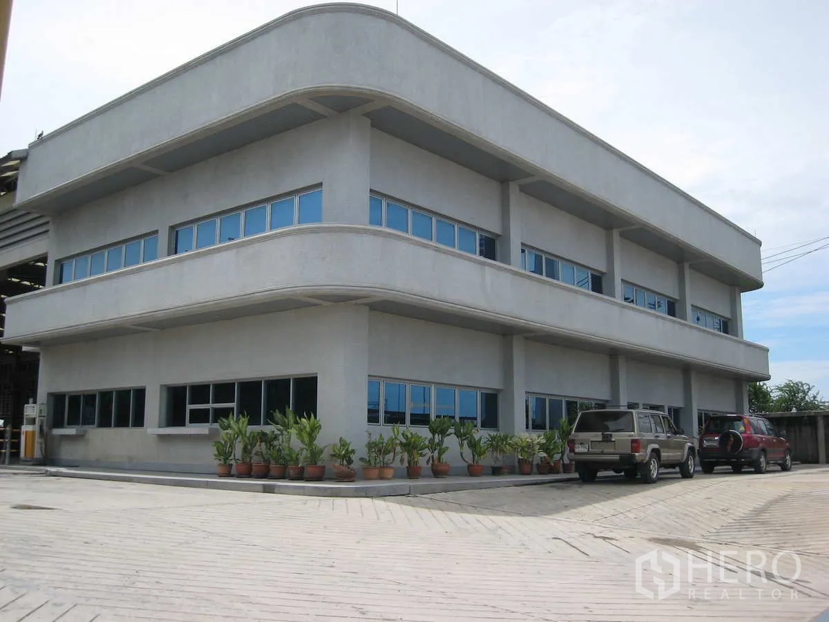 โรงงาน ให้เช่าในLat Lum Kaeo, Pathum Thani - อาคารสำนักงาน 2 ชั้นพร้อมที่จอดรถและกระถางต้นไม้