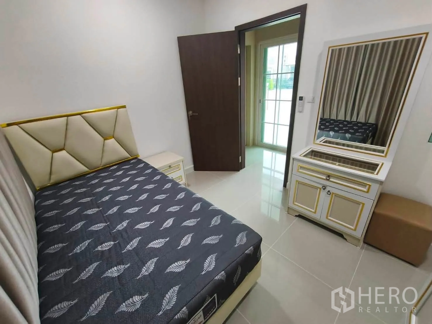 บ้านเดี่ยว for rent in Bang Phli, Samut Prakan - มุมมองอีกด้านของห้องนอนแขกพร้อมโต๊ะแต่งตัวและประตูกระจก.