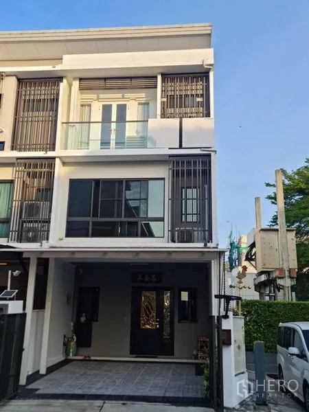 ทาวน์เฮาส์ ขายในLat Phrao, Bangkok - ด้านหน้าทาวน์เฮ้าส์ 3 ชั้นสมัยใหม่ มีระเบียงและที่จอดรถในร่ม