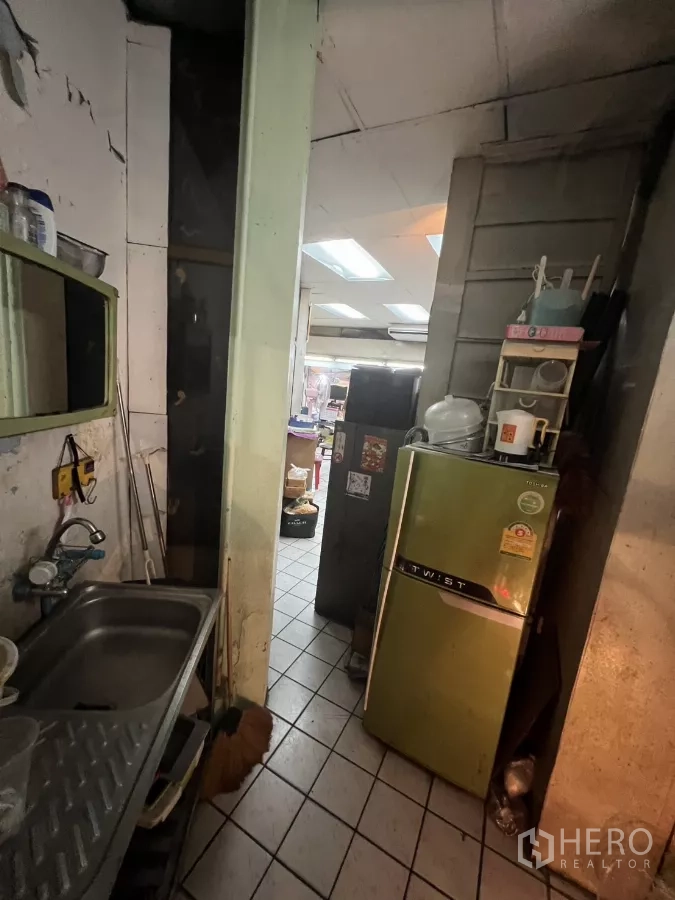 อาคารพาณิชย์ ให้เช่าในWatthana, Bangkok - โถงครัวแคบ อ่างสเตนเลส และพื้นกระเบื้อง