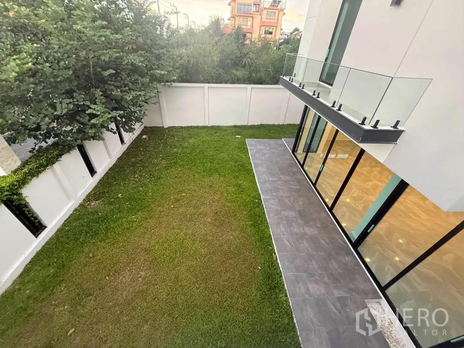 บ้านเดี่ยว for rent in Bang Khen, Bangkok - สนามหญ้าส่วนตัวและชานระเบียงข้างบ้านติดประตูกระจกบานเลื่อน