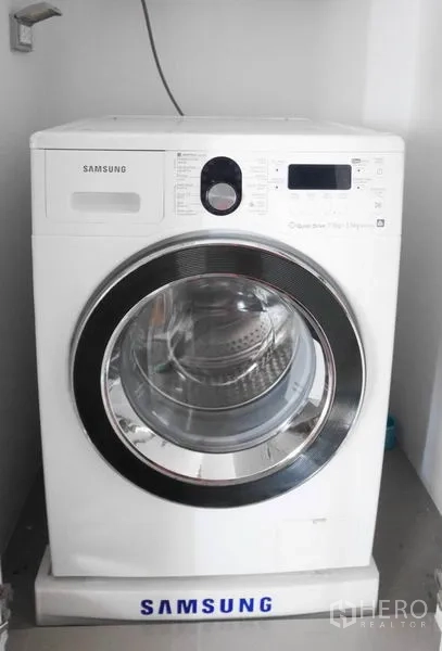 Condominium for rent in Phaya Thai, Bangkok - Front-loading Samsung washing machine in a compact laundry alcove.