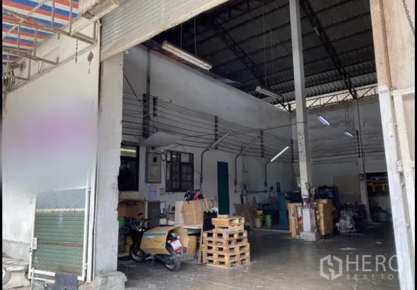 คลังสินค้า ให้เช่าในBang Khun Thian, Bangkok - ประตูโหลดสินค้าโกดังพร้อมพื้นที่สำนักงานย่อย พาเลท และแนวระบบสาธารณูปโภค
