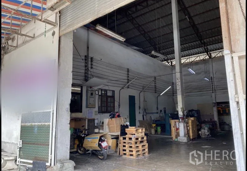 คลังสินค้า ให้เช่าในBang Khun Thian, Bangkok - ประตูโหลดสินค้าโกดังพร้อมพื้นที่สำนักงานย่อย พาเลท และแนวระบบสาธารณูปโภค