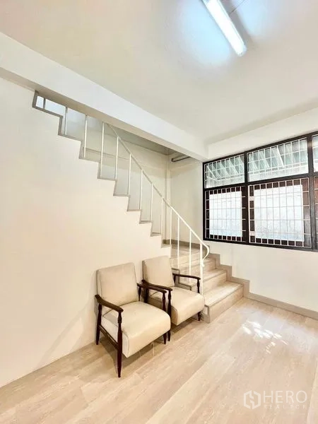 带办公室的家 出租在Khlong Toei, Bangkok - 楼梯平台配两把扶手椅，窗户带防盗格栅