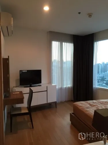คอนโด ให้เช่าในWatthana, Bangkok - มุมทำงานในห้องนอนพร้อมโต๊ะ ทีวี และหน้าต่างขนาดใหญ่รับแสงธรรมชาติ