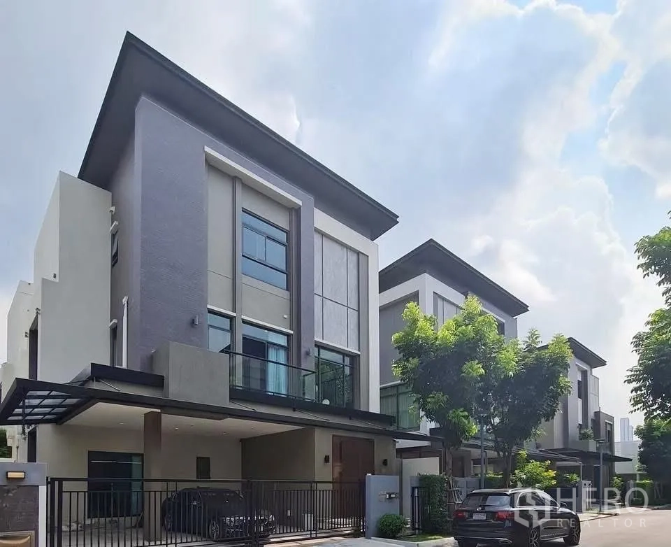 Detached House for rent in Phra Khanong, Bangkok - Modern three-storey detached house exterior with balcony, covered carport and gated driveway.