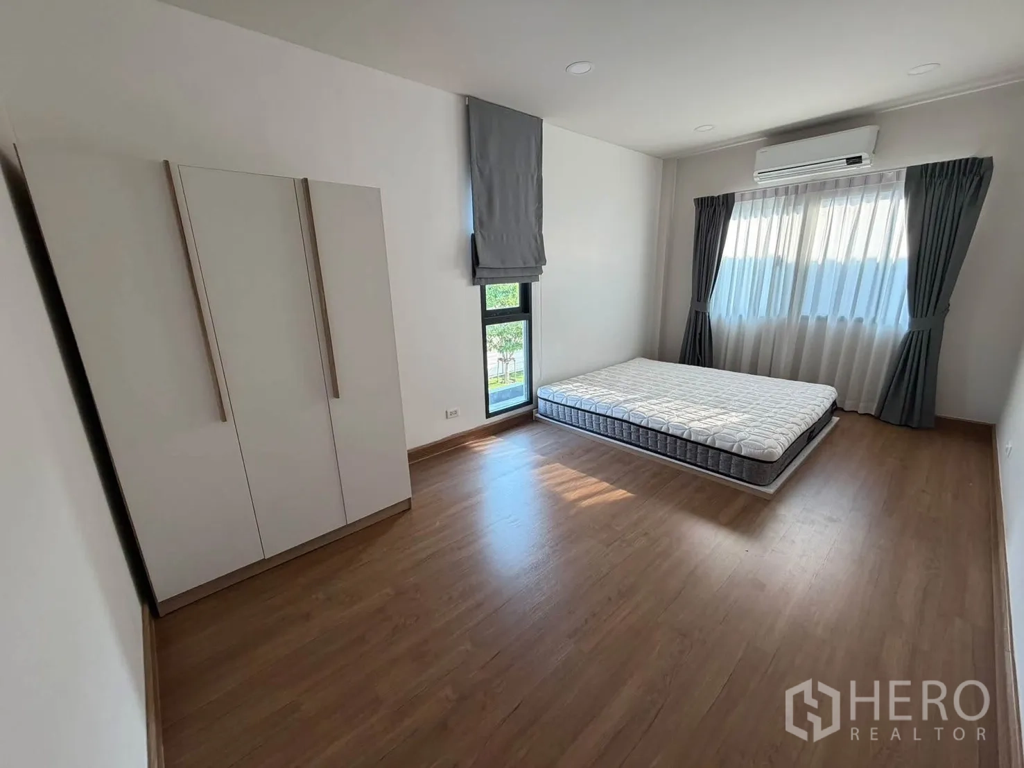 独栋房屋 for rent in Bang Phli, Samut Prakan - 宽敞卧室，地铺床垫、衣柜、空调与大窗。