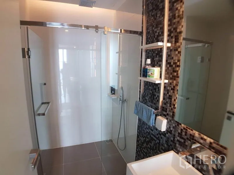 คอนโด ขายในWatthana, Bangkok - ห้องน้ำสไตล์โมเดิร์นพร้อมตู้ชาวเวอร์กระจก เรนชาวเวอร์ และผนังโมเสก