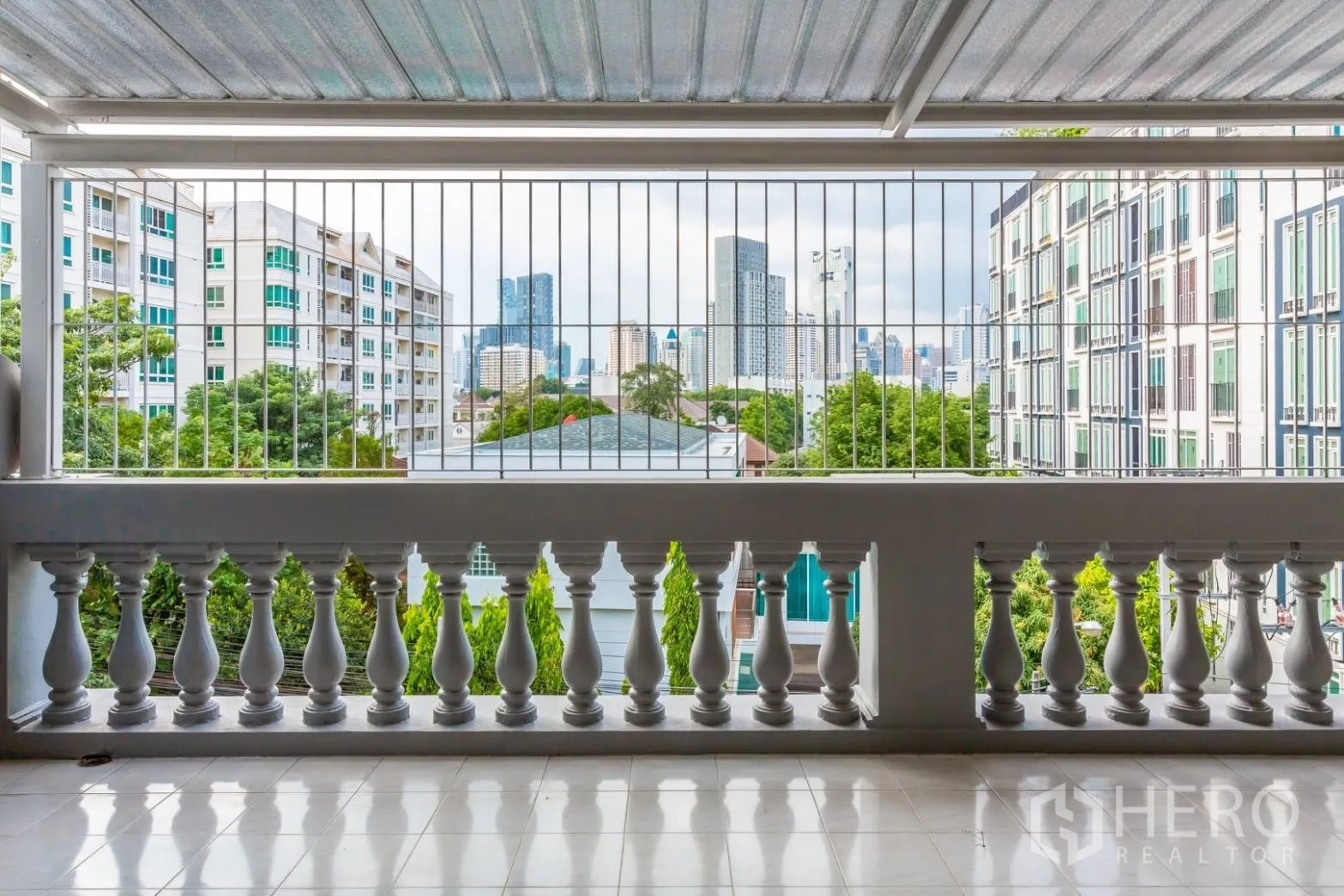 Home Office for rent in Bang Rak, Bangkok - Covered balcony with classic balustrade and skyline views over Silom.