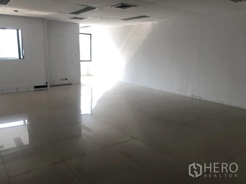 办公空间 出租在Watthana, Bangkok - 办公室角落自然光充足，亮面地砖反光