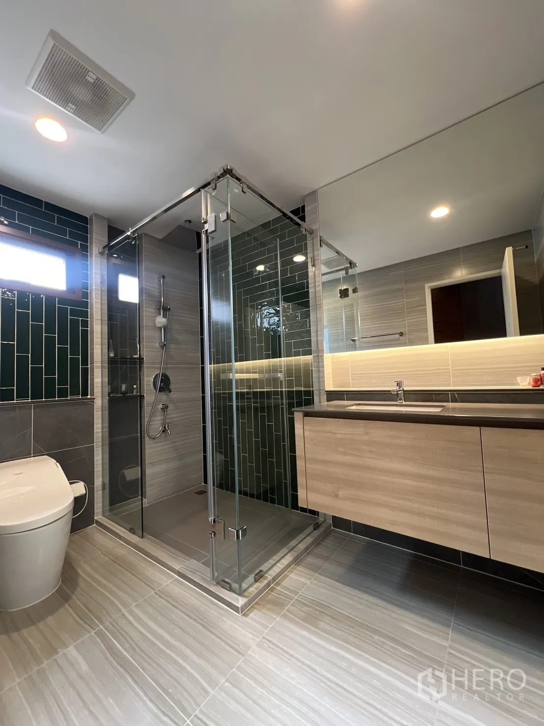 Detached House for rent or sale in Bang Kapi, Bangkok - Stylish bathroom with glass shower and green accent tiles