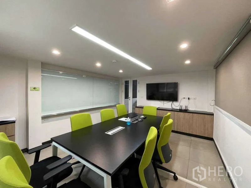带办公室的家 出租在Watthana, Bangkok - 会议室配白板、电视和LED灯，搭配绿色座椅