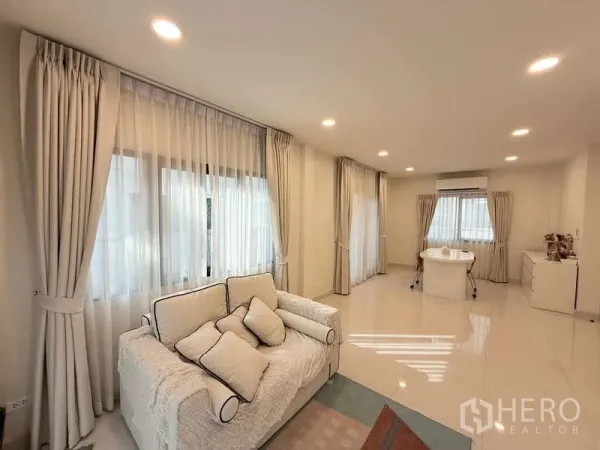 บ้าน ขายในBang Phli, Samut Prakan - โถงนั่งเล่นแบบเปิดโล่งพร้อมมุมนั่งอ่าน/ทำงานและไฟดาวน์ไลท์