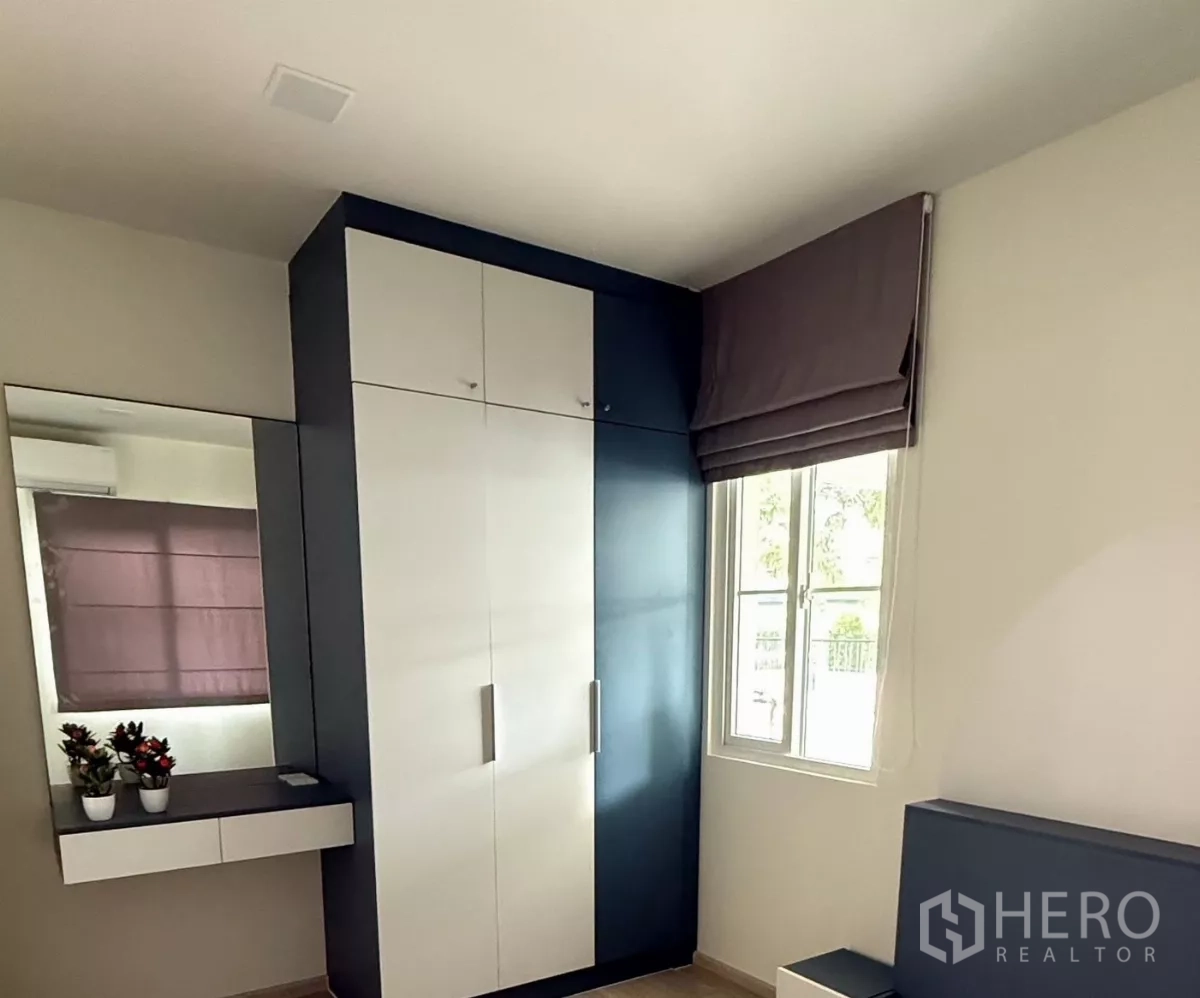 Detached House for rent in Bang Phli, Samut Prakan - Guest bedroom wardrobe with vanity mirror and a window.